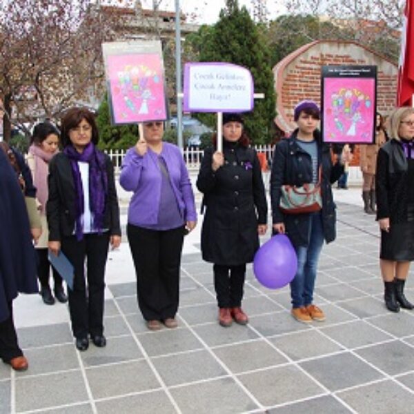Kadınlar, Şiddete Dur Demek İçin Meydanlardaydı