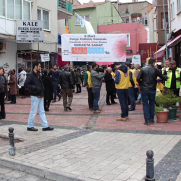Tarla Sokakta 8 Mart