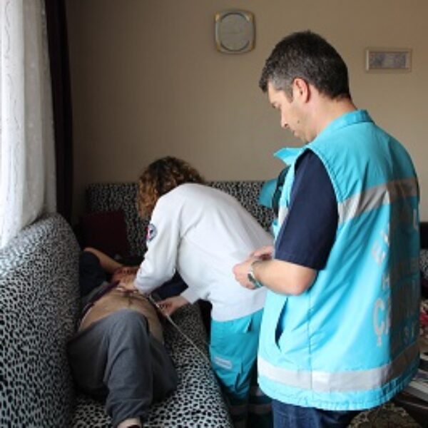 Engelliye Evde Sağlık Hizmeti Veriliyor