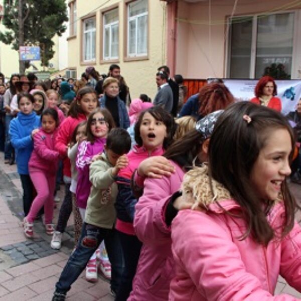 Aslan Abla Sokak’ta Çocuk Sesleri