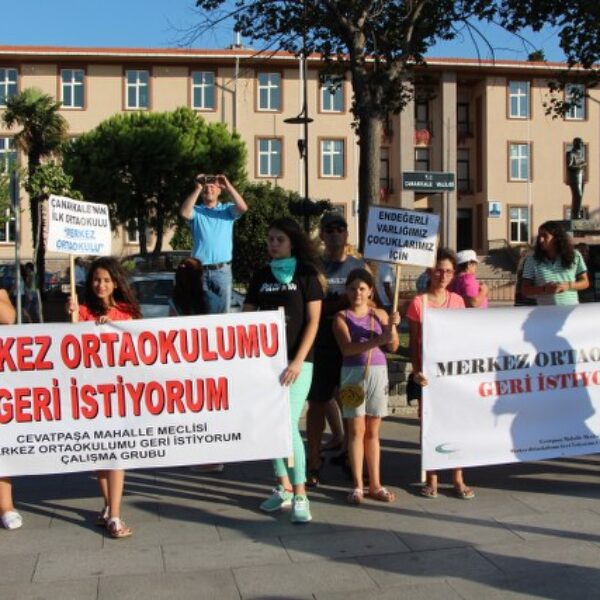 “Merkez Orta Okulumu Geri İstiyorum” farkındalık yürüyüşü