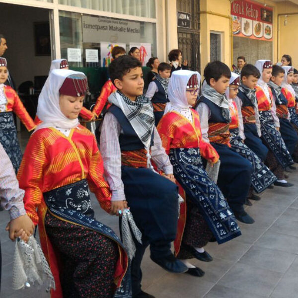 Mahalle meclisinden renkli kutlama