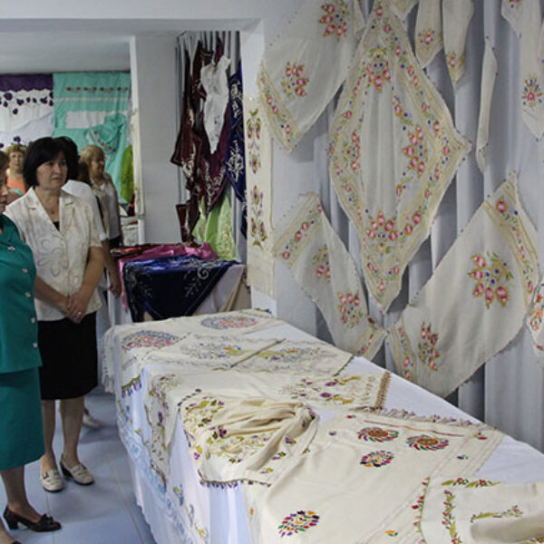 Mahalle Meclisinde el emeği göz nuru eserler sergileniyor