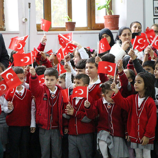 İsmetpaşa mahallesinde Cumhuriyet Bayramı okullarla birlikte kutlandı