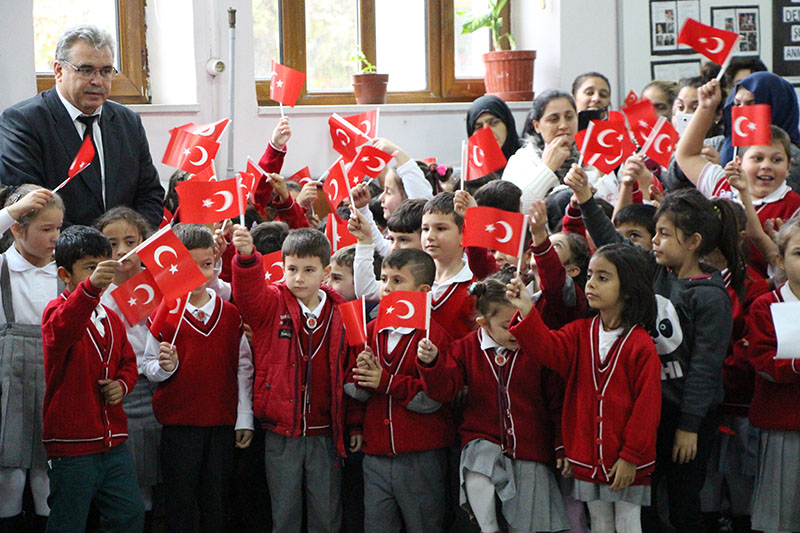 İsmetpaşa mahallesinde Cumhuriyet Bayramı okullarla birlikte kutlandı