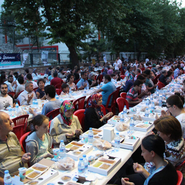 Cevatpaşa Mahalle sakinleri iftarda buluştu